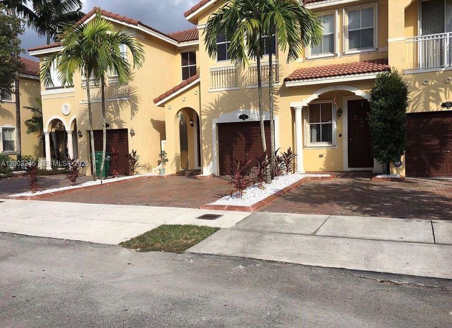 Remodel Townhouse located in Grand Lakes community, great amenity include a clubhouse, gym, pool, tennis court and children park.