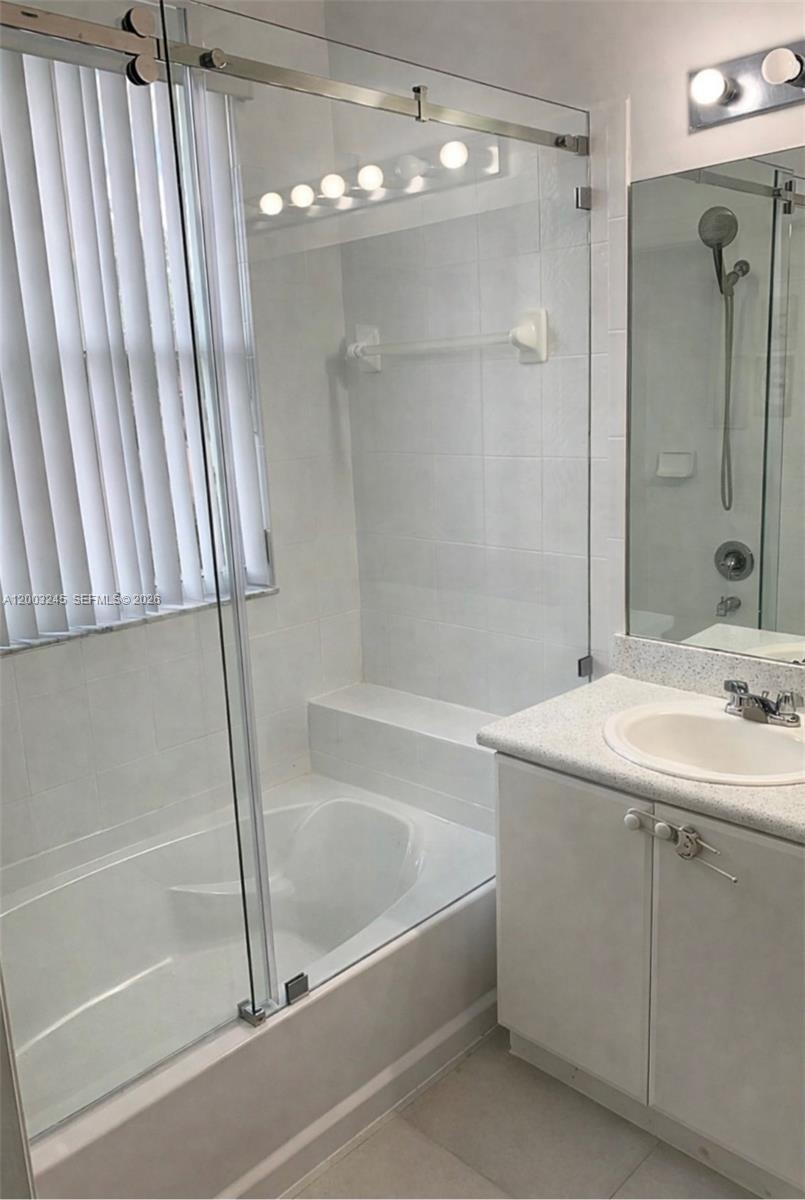 GRAND LAKES PHASE I - Residential Lease