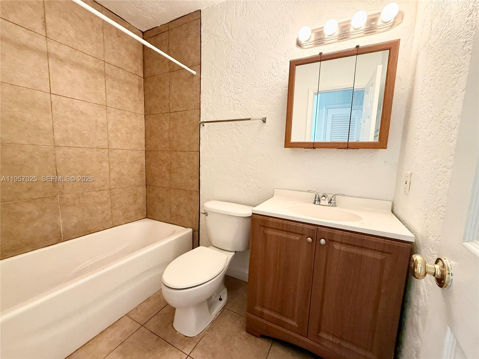 FT LAUDERDALE ESTATES - Residential Lease