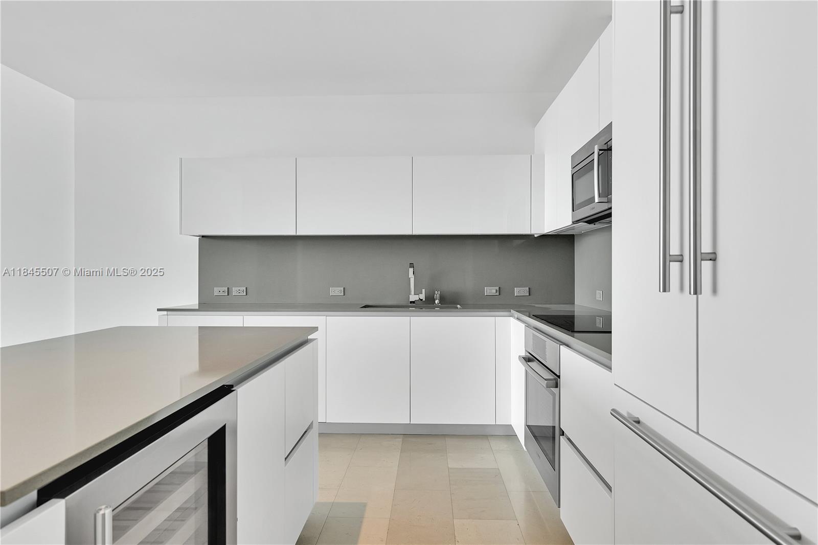 REACH CONDO - Residential