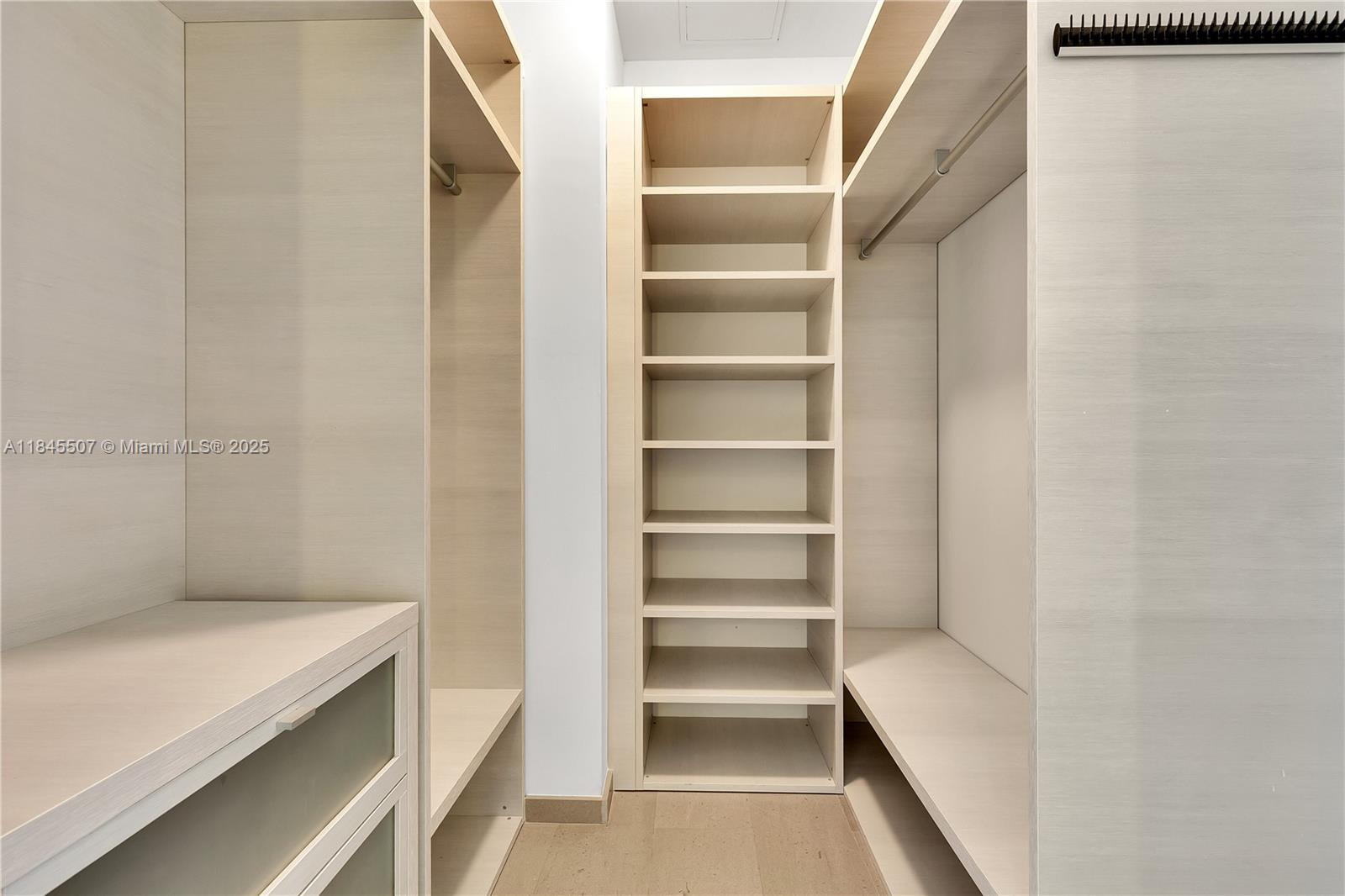 REACH CONDO - Residential