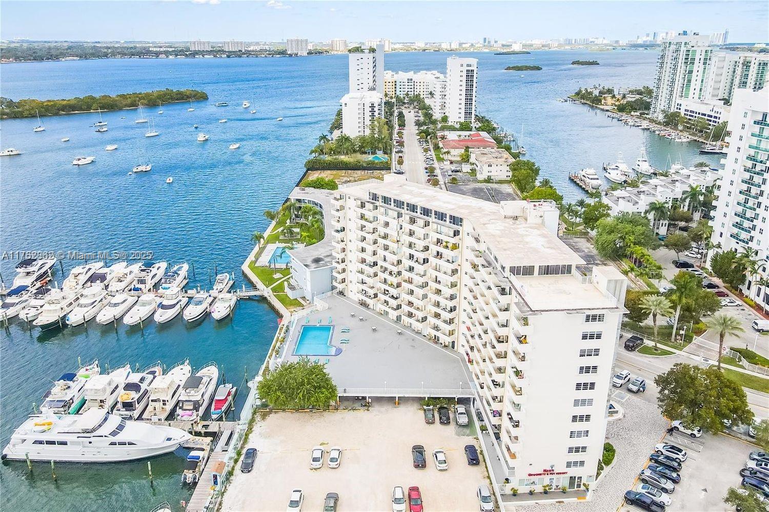 BAYSHORE YACHT & TENNIS CL - Residential