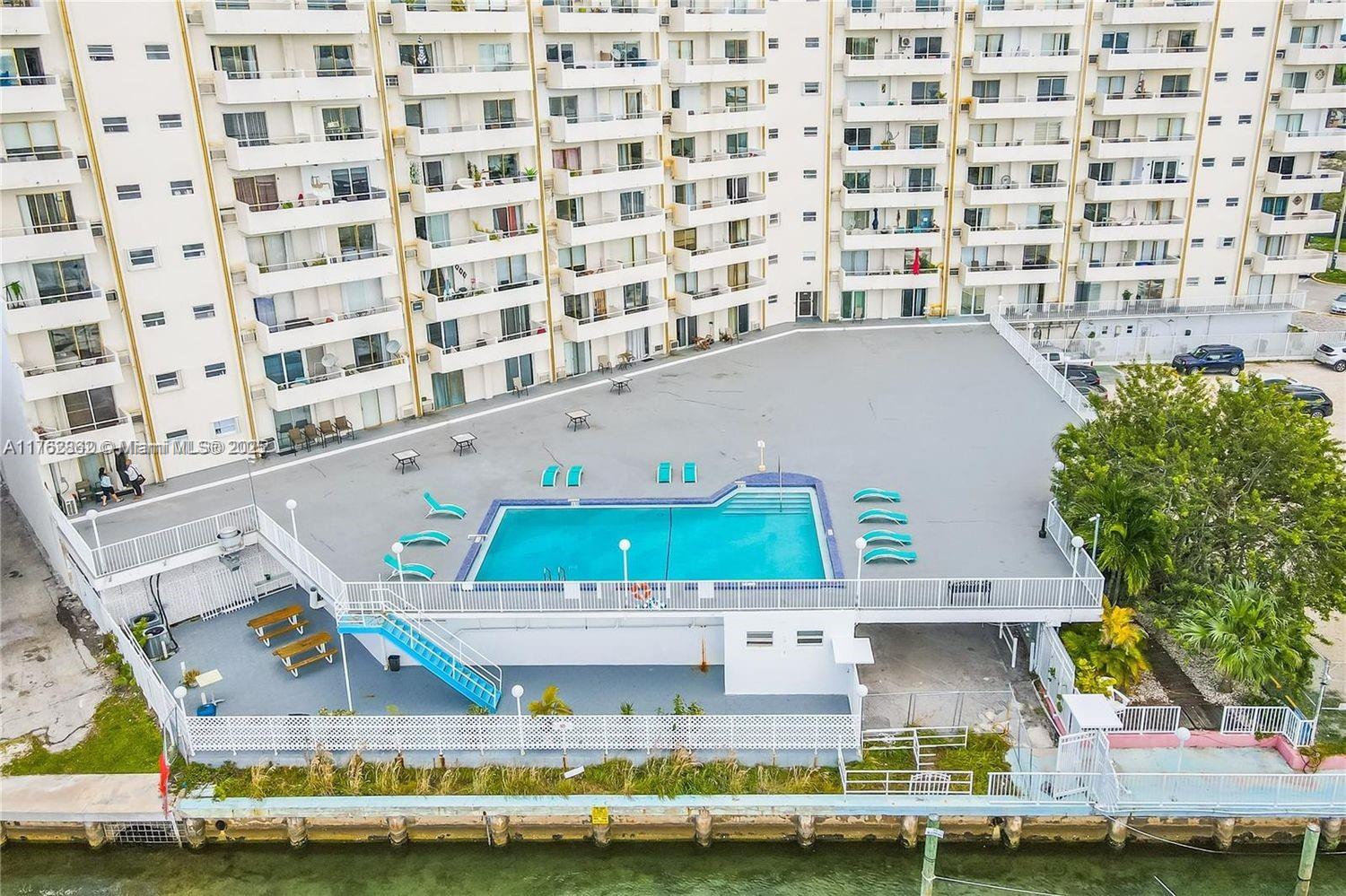 BAYSHORE YACHT & TENNIS CL - Residential