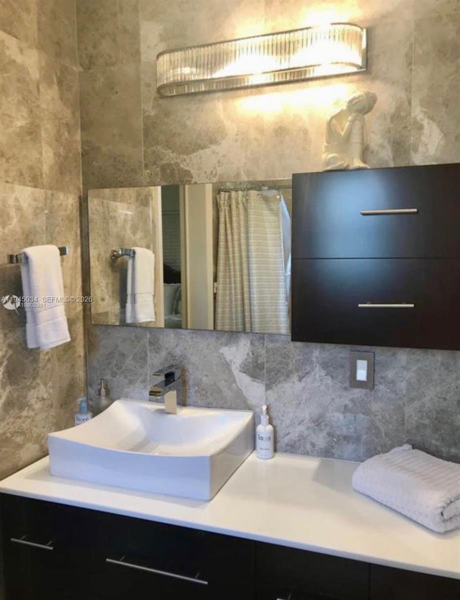 LA PALOMA - Residential Lease