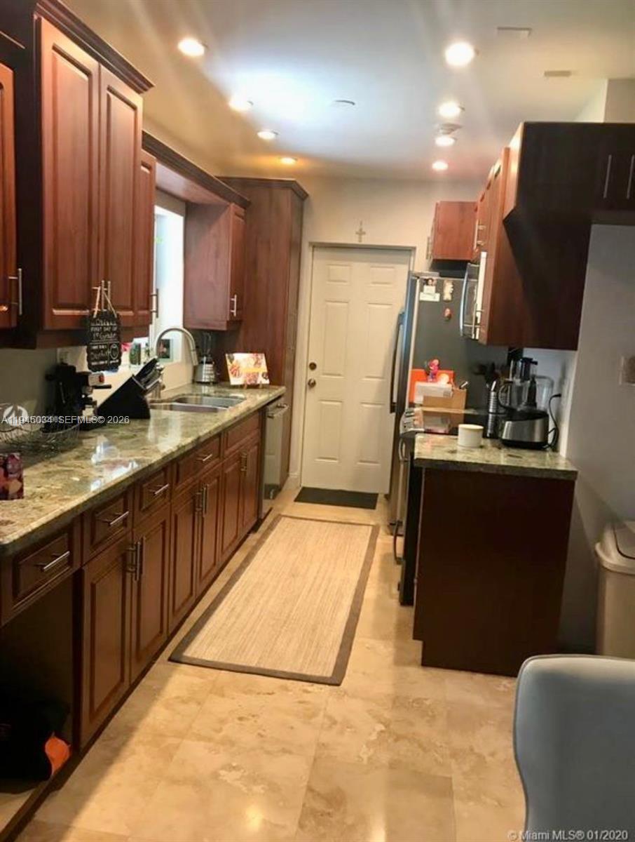 LA PALOMA - Residential Lease