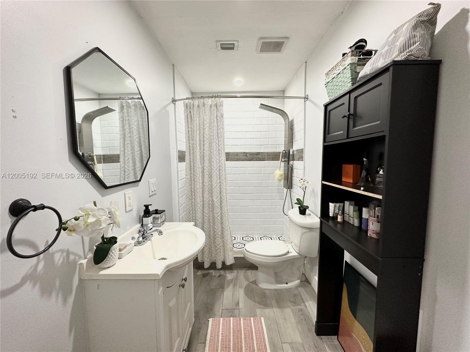 LAKES MEADOW VILG HOMES C - Residential Lease