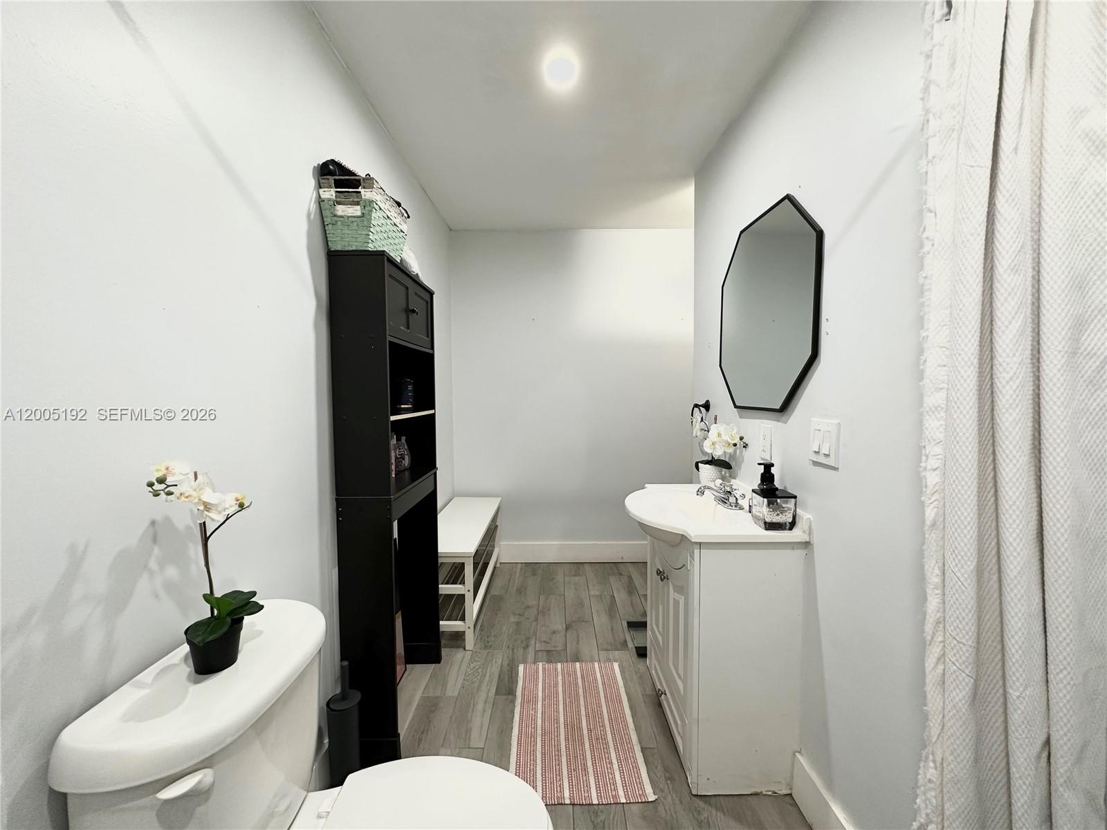 LAKES MEADOW VILG HOMES C - Residential Lease