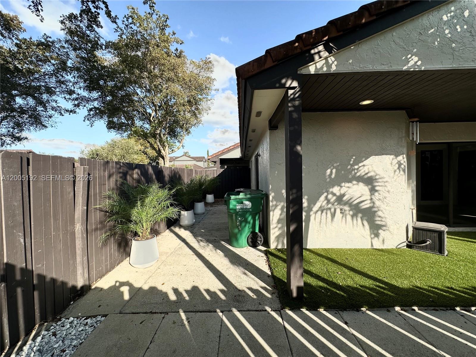 LAKES MEADOW VILG HOMES C - Residential Lease