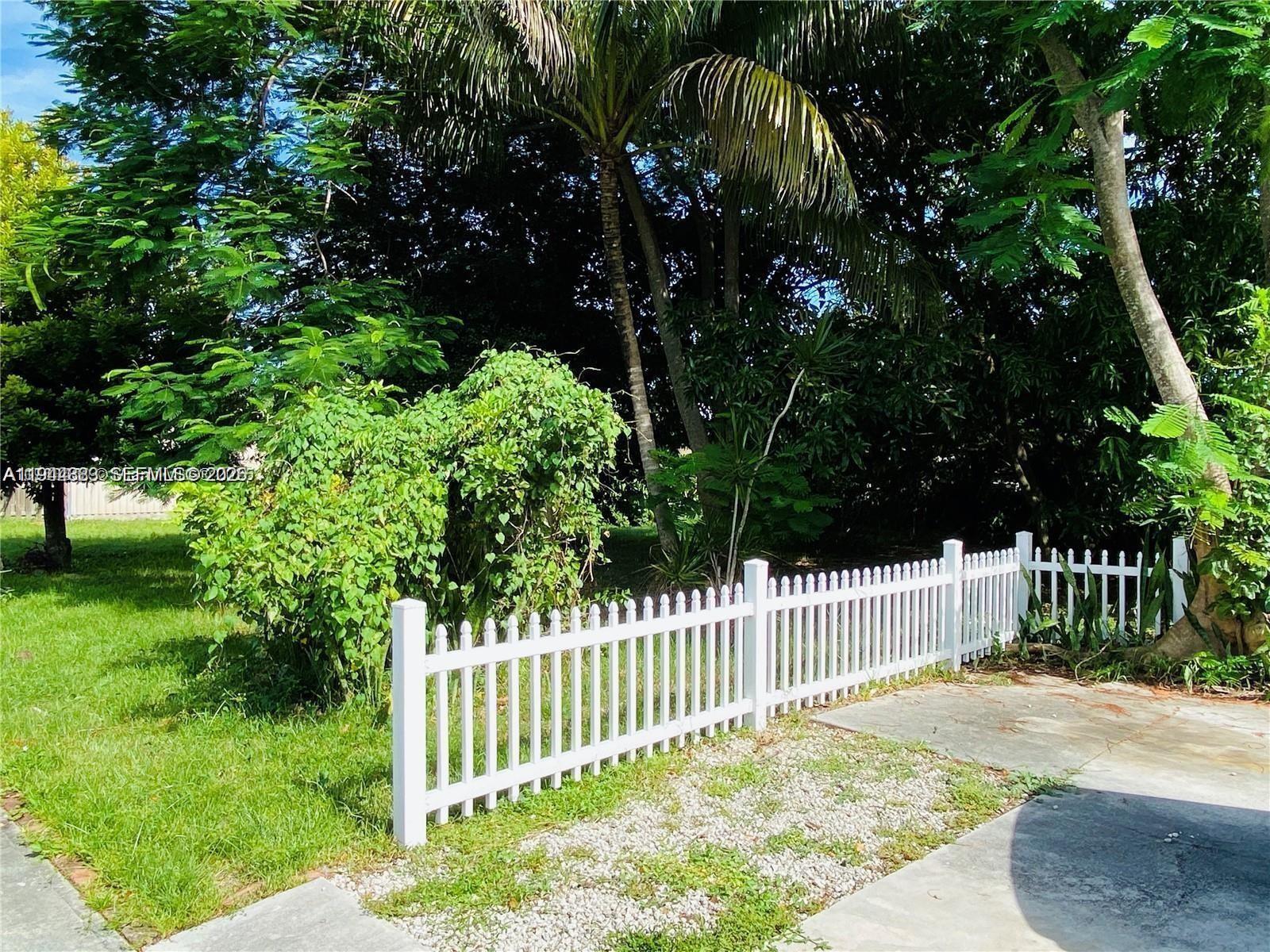 HOLLYWOOD PARK - Land