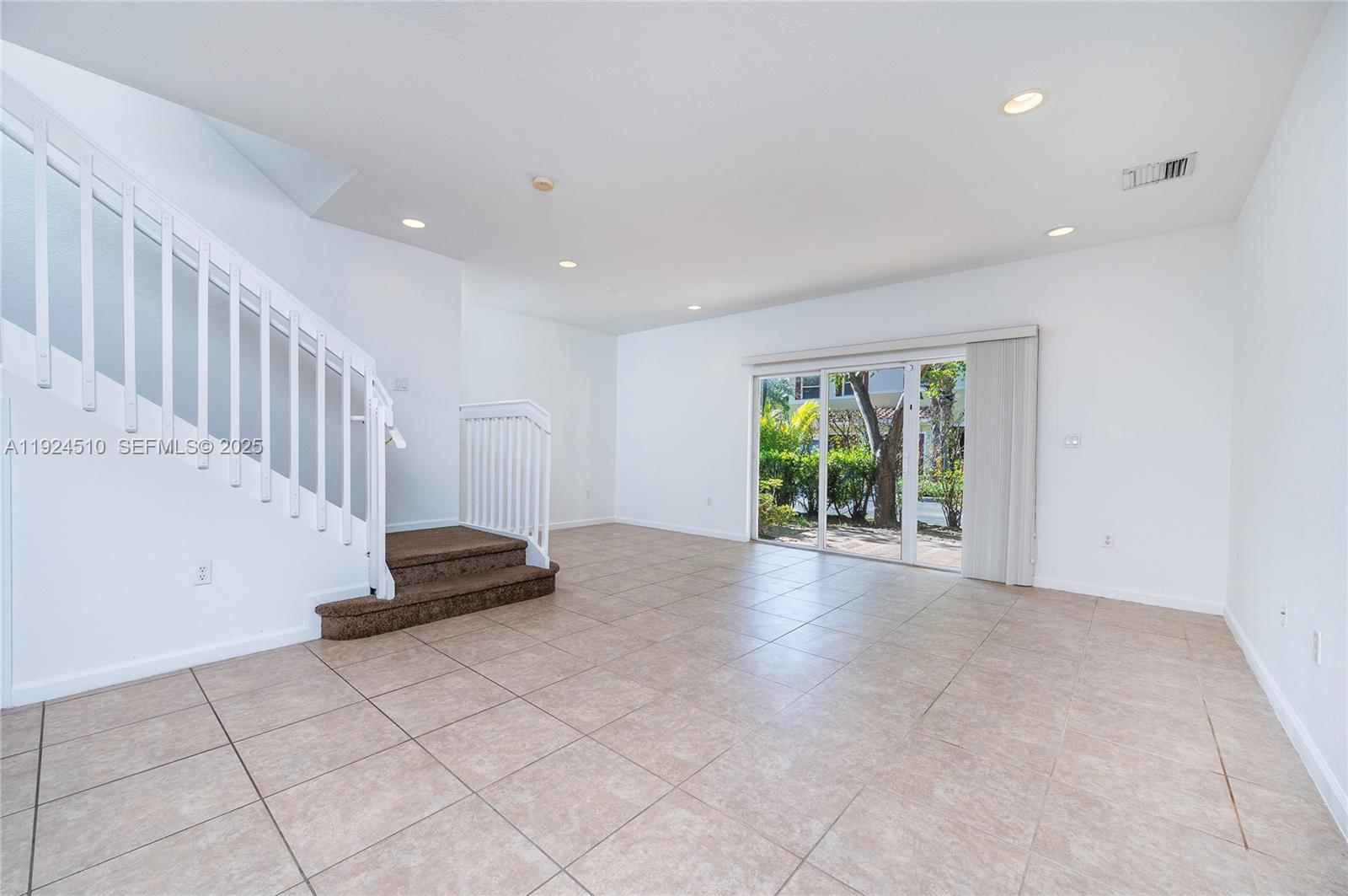 OAKLAND LAKES - Residential