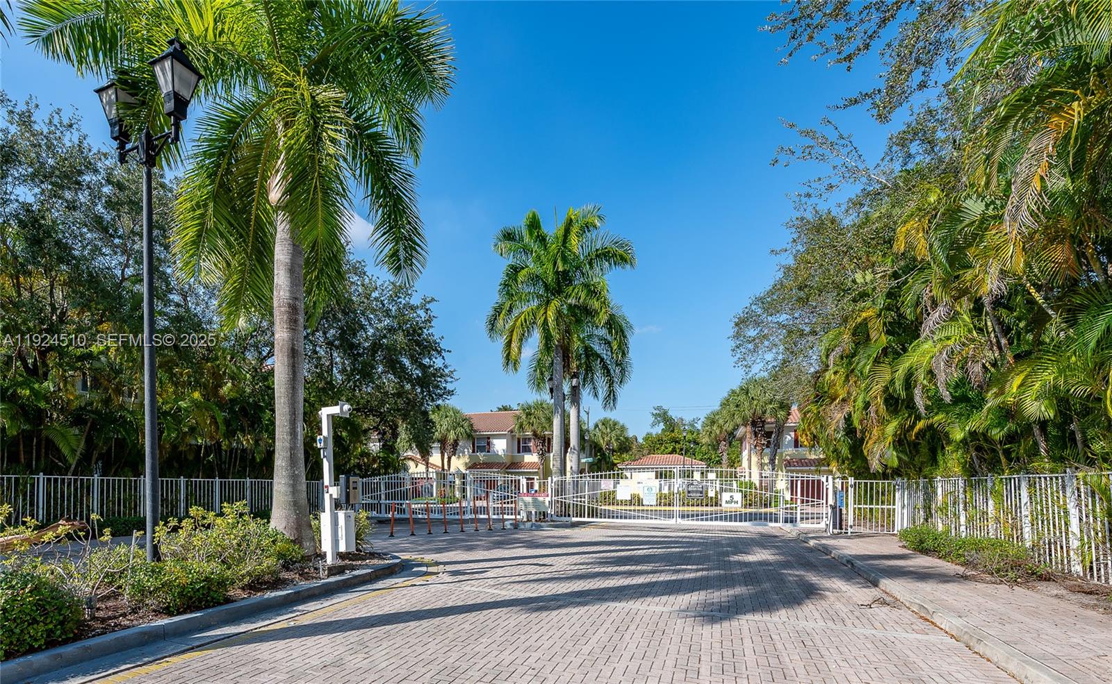 OAKLAND LAKES - Residential