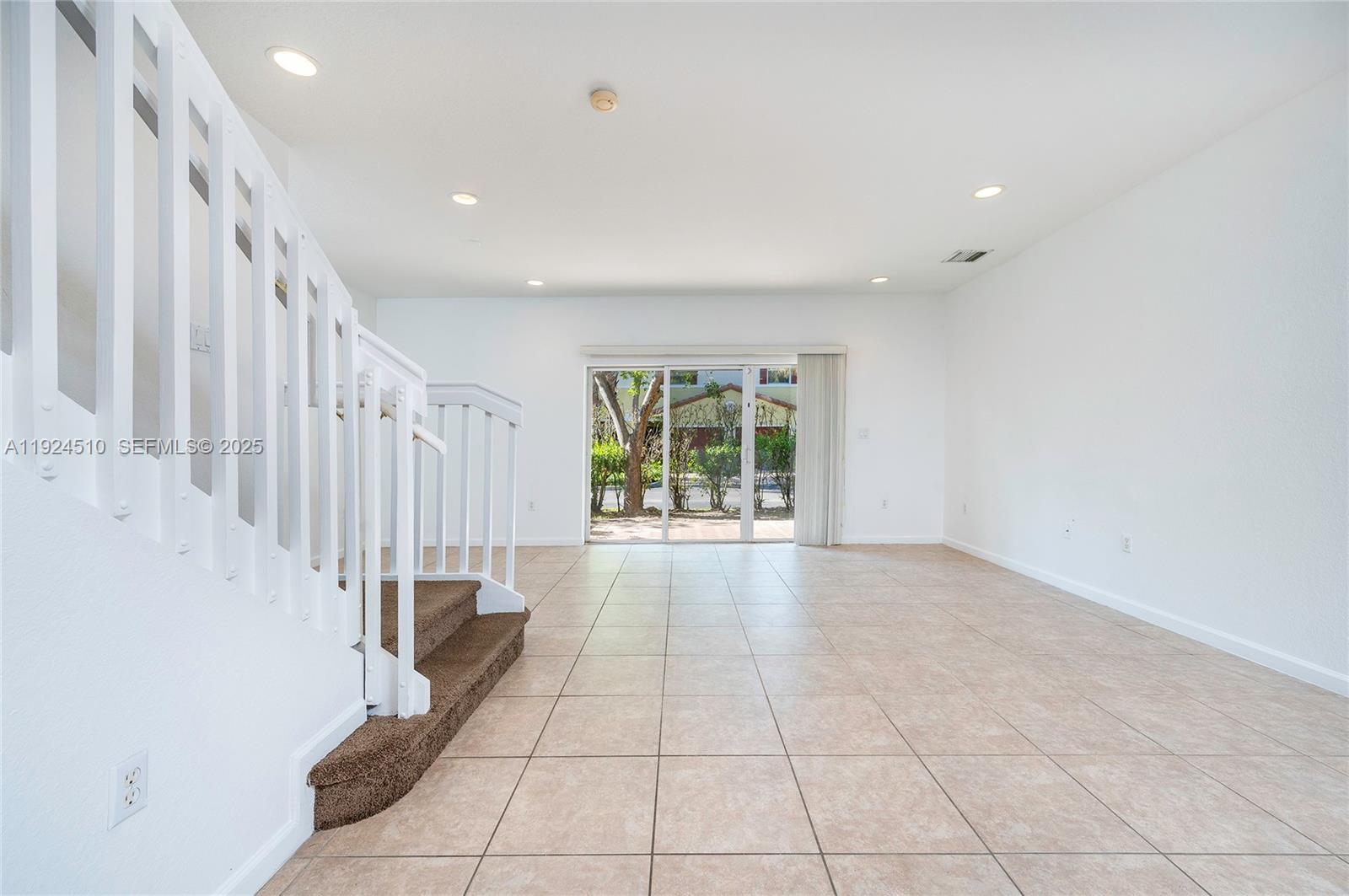 OAKLAND LAKES - Residential