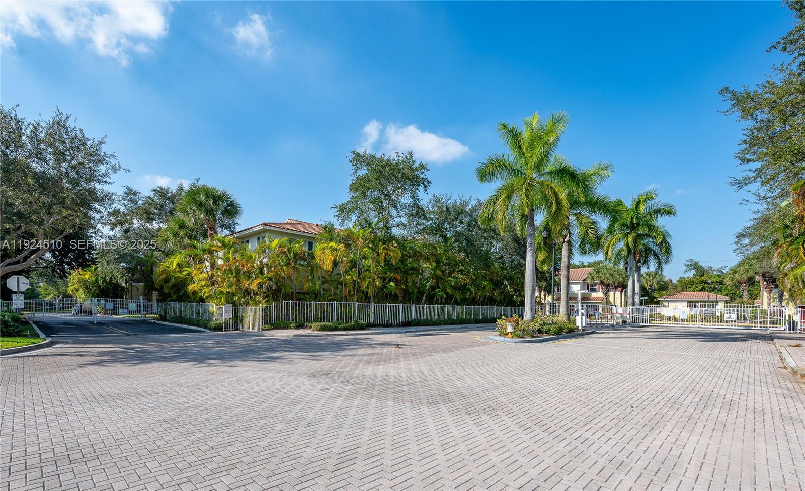 OAKLAND LAKES - Residential