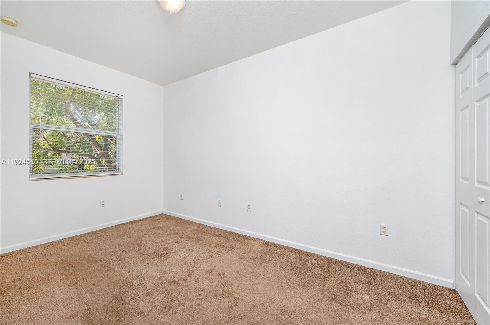 OAKLAND LAKES - Residential