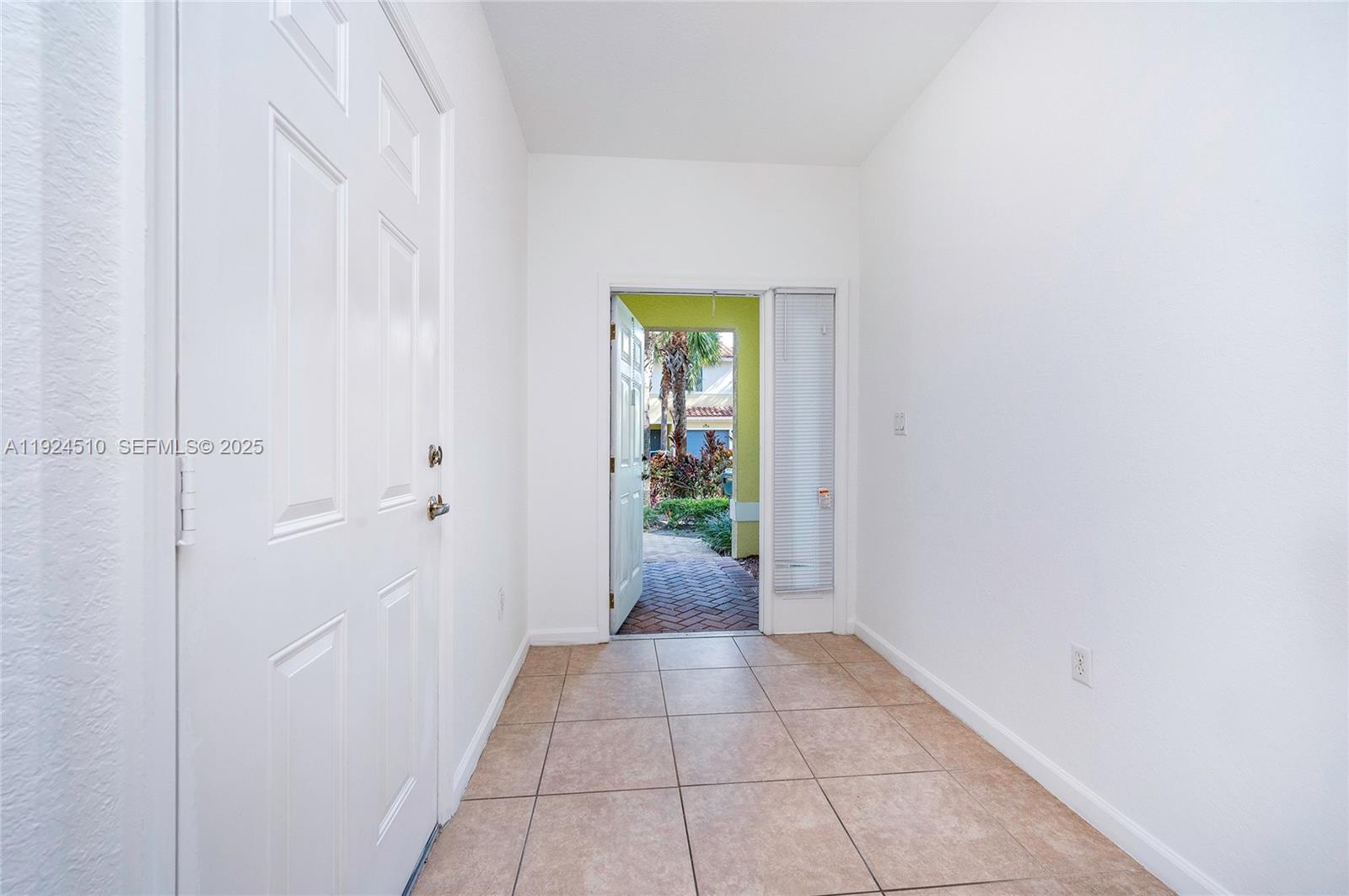 OAKLAND LAKES - Residential