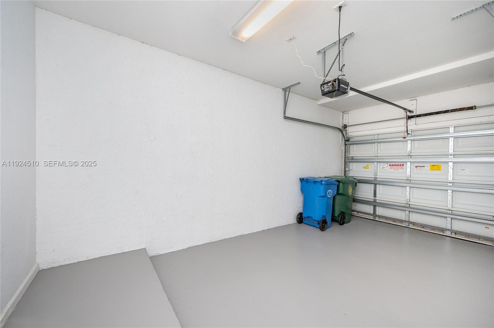 OAKLAND LAKES - Residential