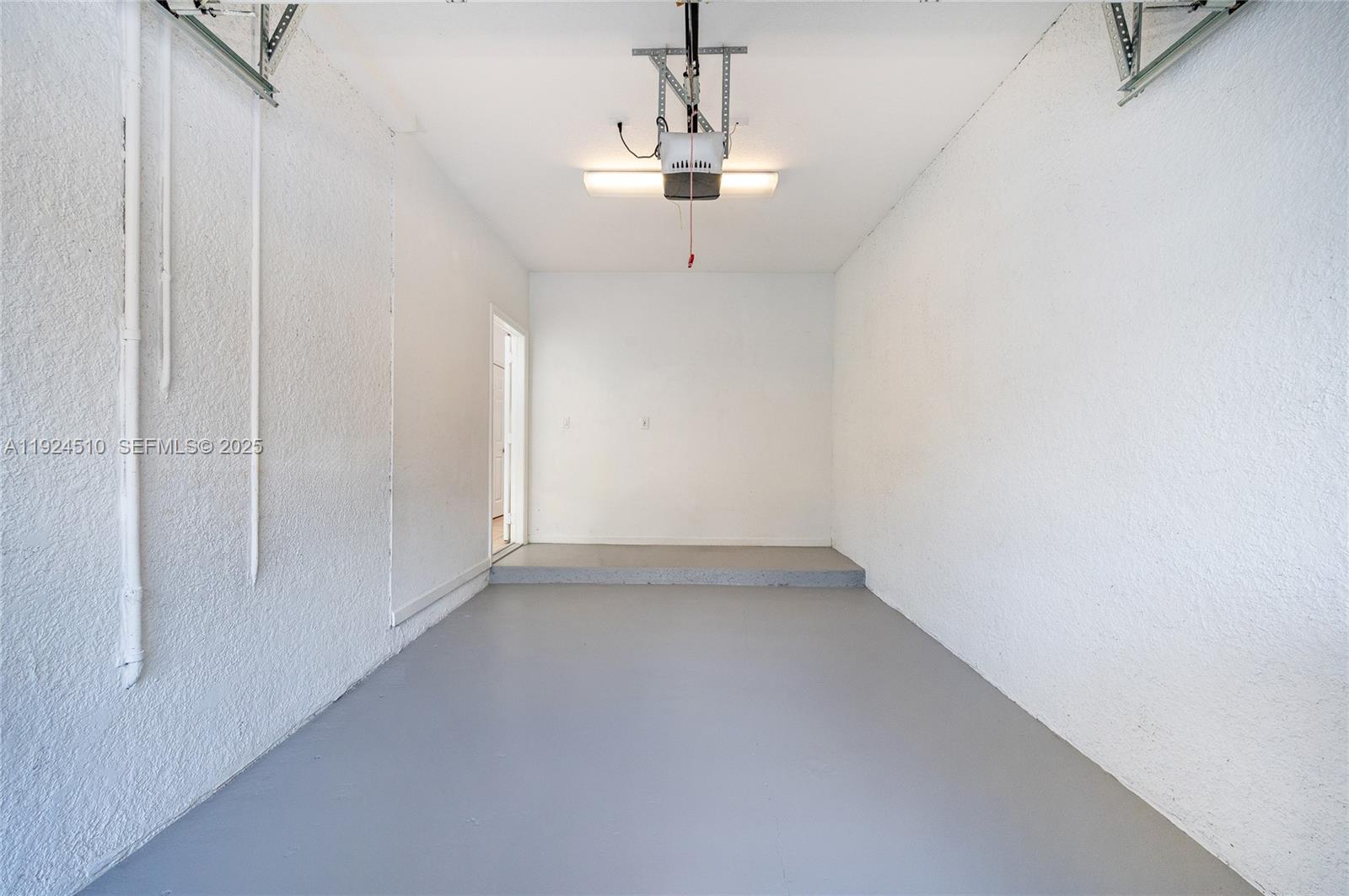 OAKLAND LAKES - Residential