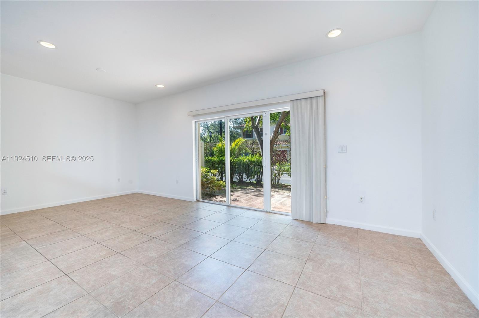 OAKLAND LAKES - Residential