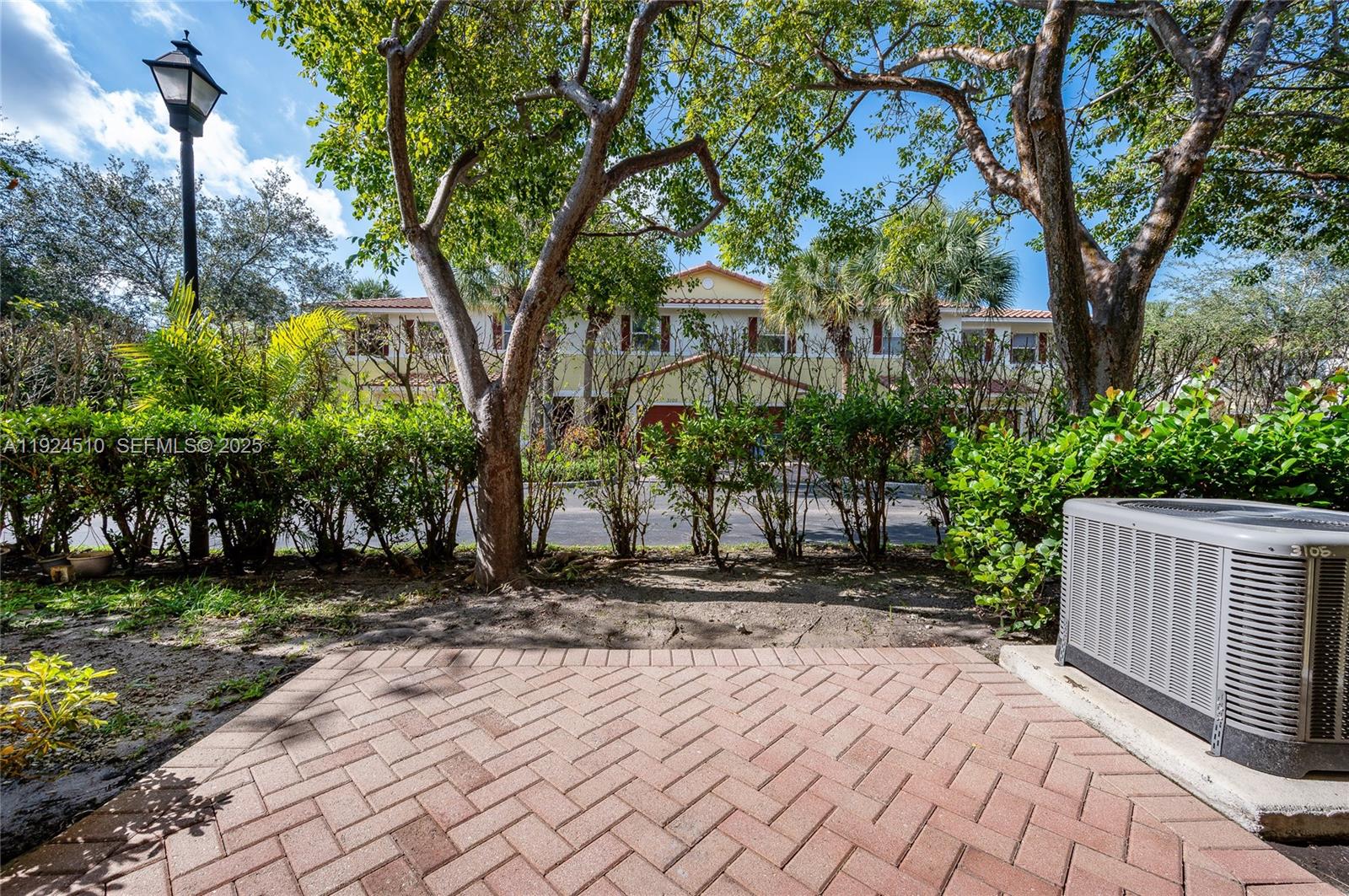 OAKLAND LAKES - Residential