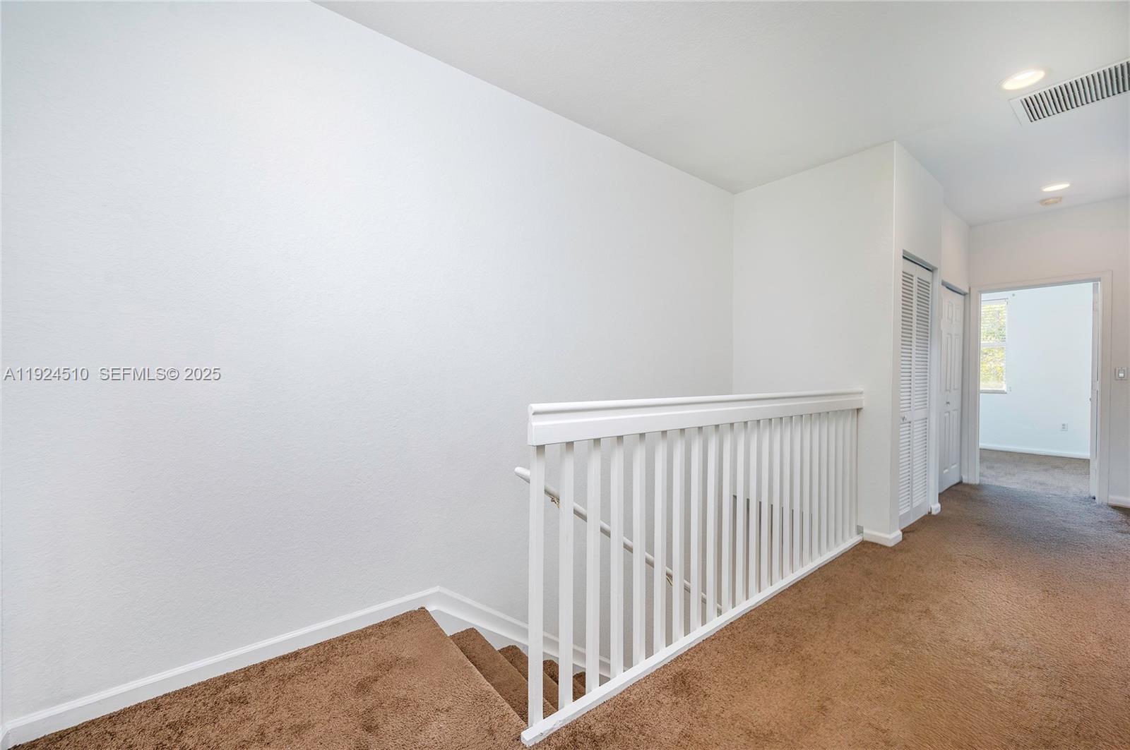 OAKLAND LAKES - Residential