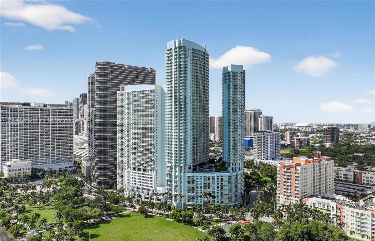Motivated seller – best-priced 2BD/2.5BA in the building.
Bright corner unit with 1,162 sq. ft. of open living space and floor-to-ceiling windows showcasing city and partial bay views. Features include porcelain tile floors, full-size washer/dryer, and walk-in closets. A 300 sq. ft. wraparound terrace extends the living area, ideal for hosting. Split floor plan provides privacy with two ensuite bedrooms. Freshly painted, vacant, and easy to show.
Building offers 24/7 security, two pools, fitness center, sauna, theater, resident lounge, business center with Wi-Fi, convenience store, beauty salon, and valet.
Across from Margaret Pace Park with sports courts, dog park, and bayfront paths. Quick access to Midtown, Downtown, Brickell, Wynwood, Whole Foods, restaurants, and entertainment.
