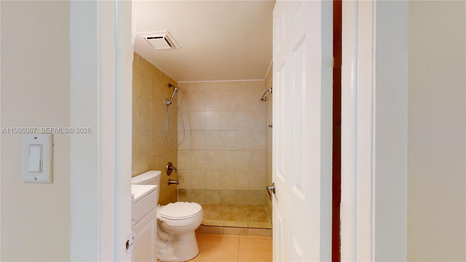 INTERNATIONAL TOWERS COND - Residential Lease