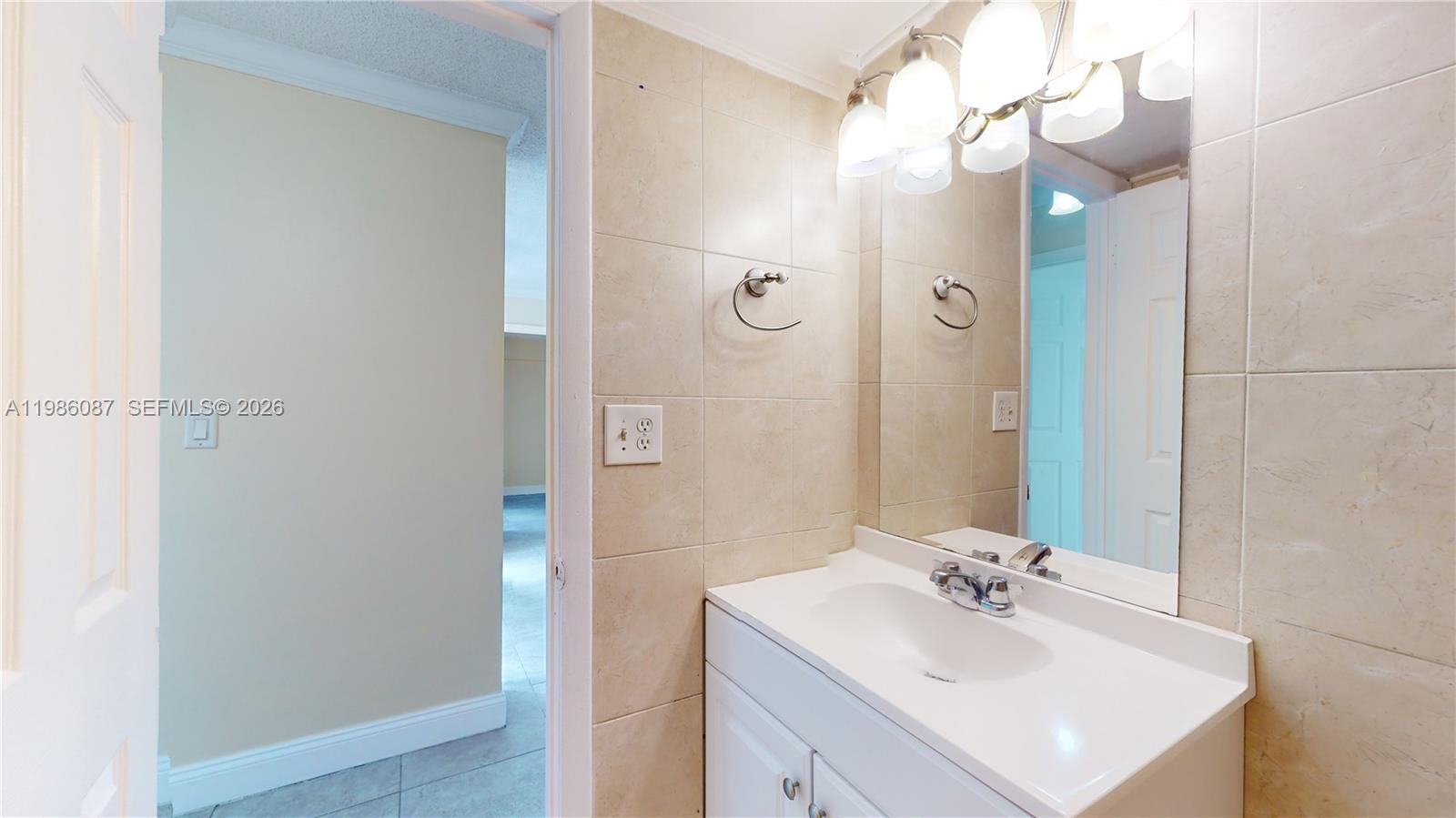 INTERNATIONAL TOWERS COND - Residential Lease