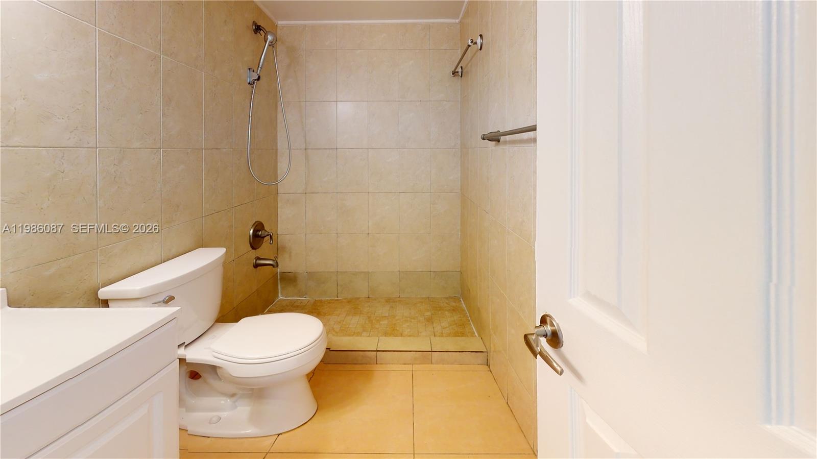 INTERNATIONAL TOWERS COND - Residential Lease