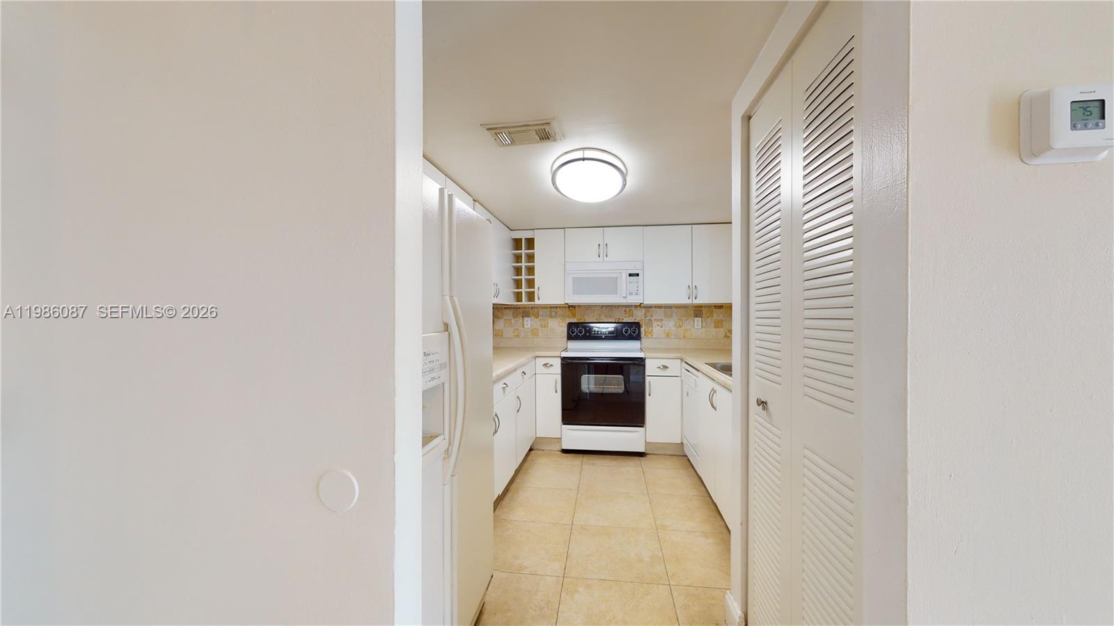 INTERNATIONAL TOWERS COND - Residential Lease