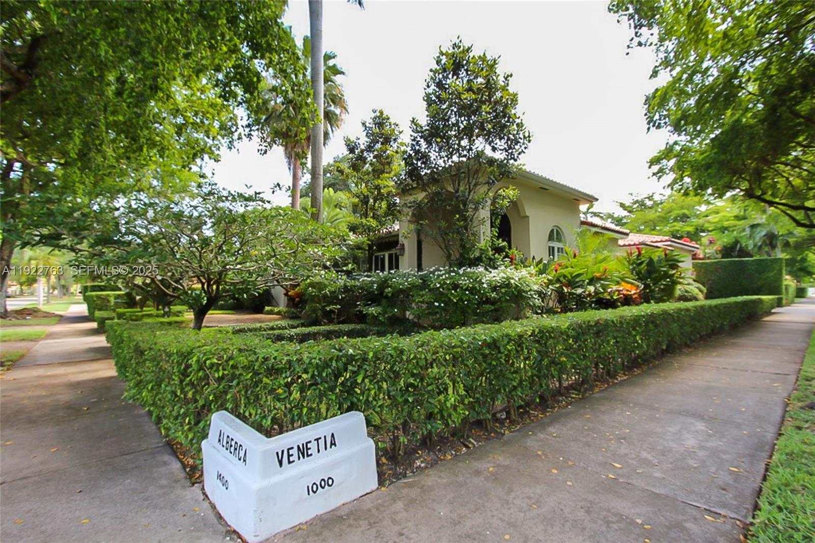 1400 Alberca St 1400