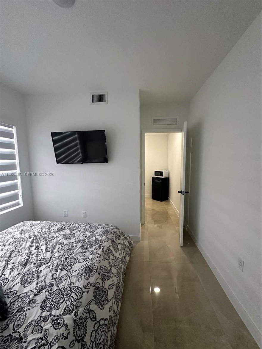 ESTUDIO CON TODO INCLUIDO , AGUA , LUZ , INTERNET Y UN PARKING. 1 PERSONA $1000 , 2 PERSONAS $1200 , PETS OK.