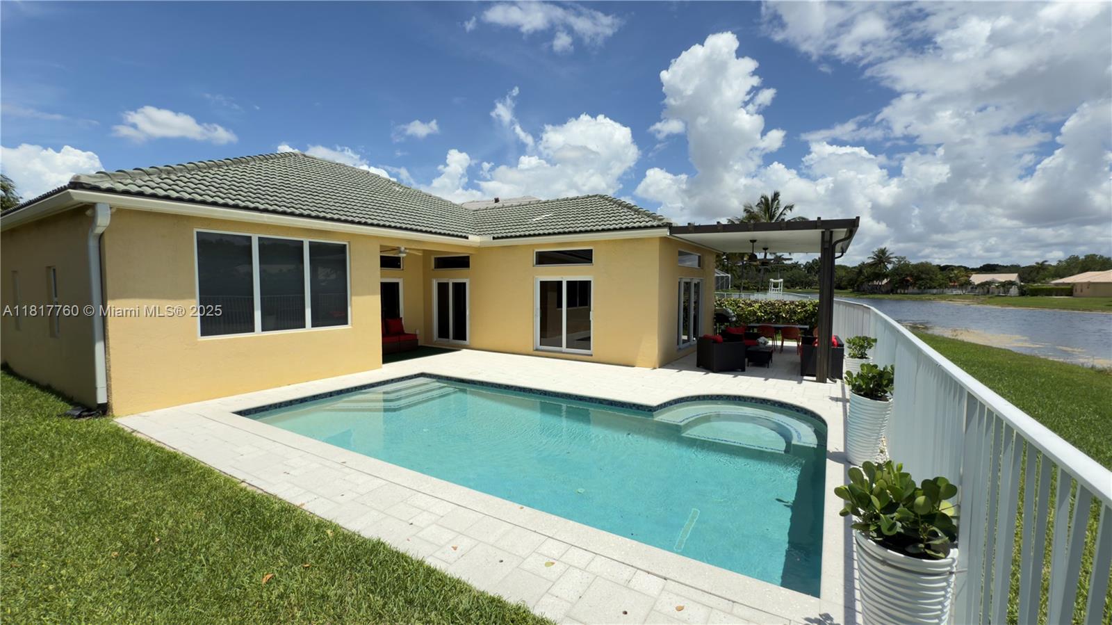 4221 Laurel Ridge Cir