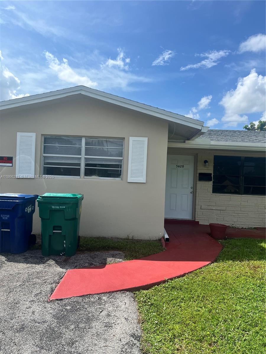 Spacious 3 bedroom 2bath villa. The kitchen and living areas are designed for convenience and everyday use, while the backyard provides ample room. Washer /dryer hook up. Centrally located near shopping and dining.