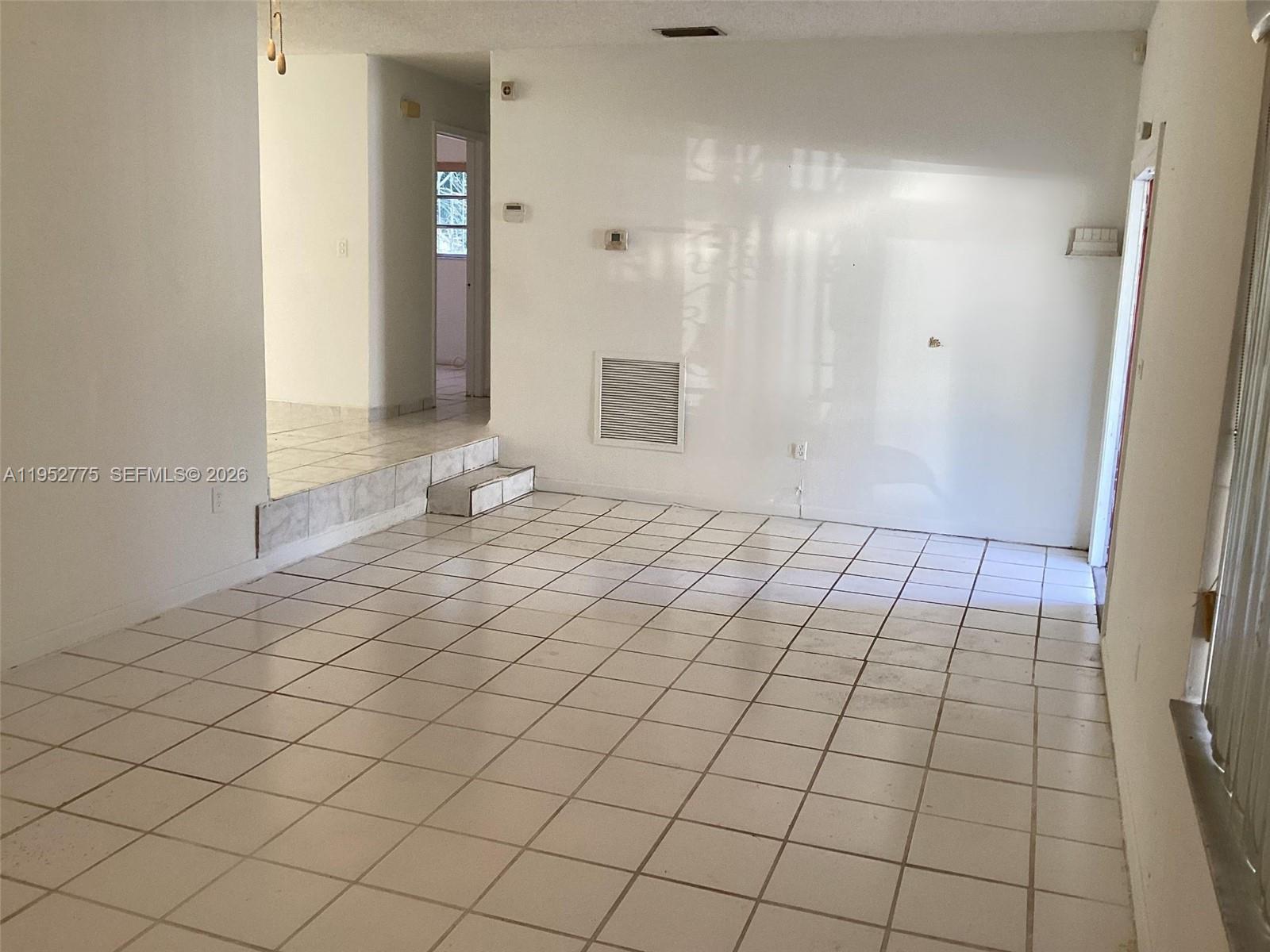 NO MIAMI EST SEC 3 - Residential