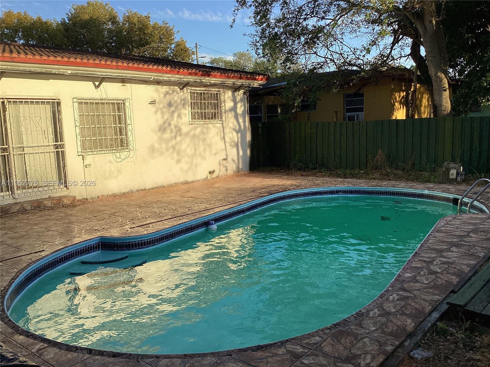 NO MIAMI EST SEC 3 - Residential