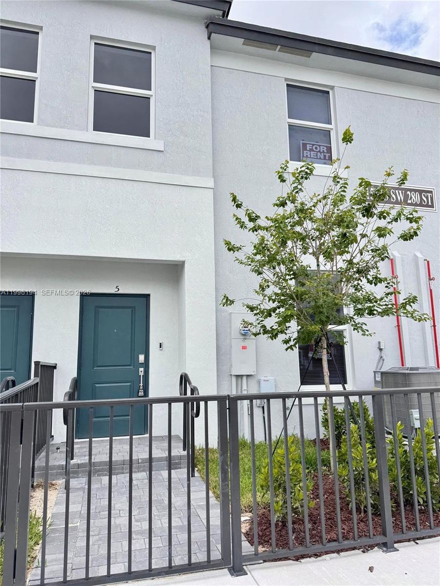 Brand-new 3BR/2BA Condo — 2nd Floor.
Spacious bedrooms, 2 modern bathrooms, open bright living and dining area, contemporary kitchen, garage for 2 cars. Fresh finishes, excellent layout, move-in ready. Schedule your showing today.