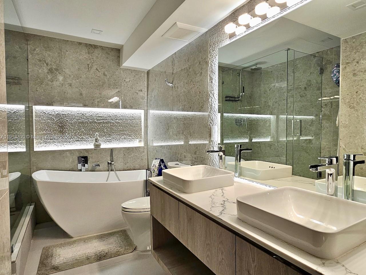 KING COLE CONDO - Residential