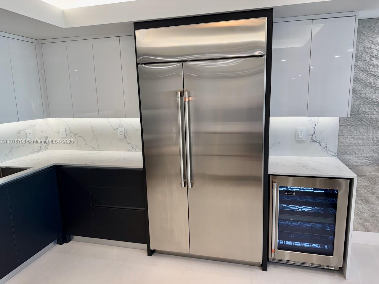 KING COLE CONDO - Residential