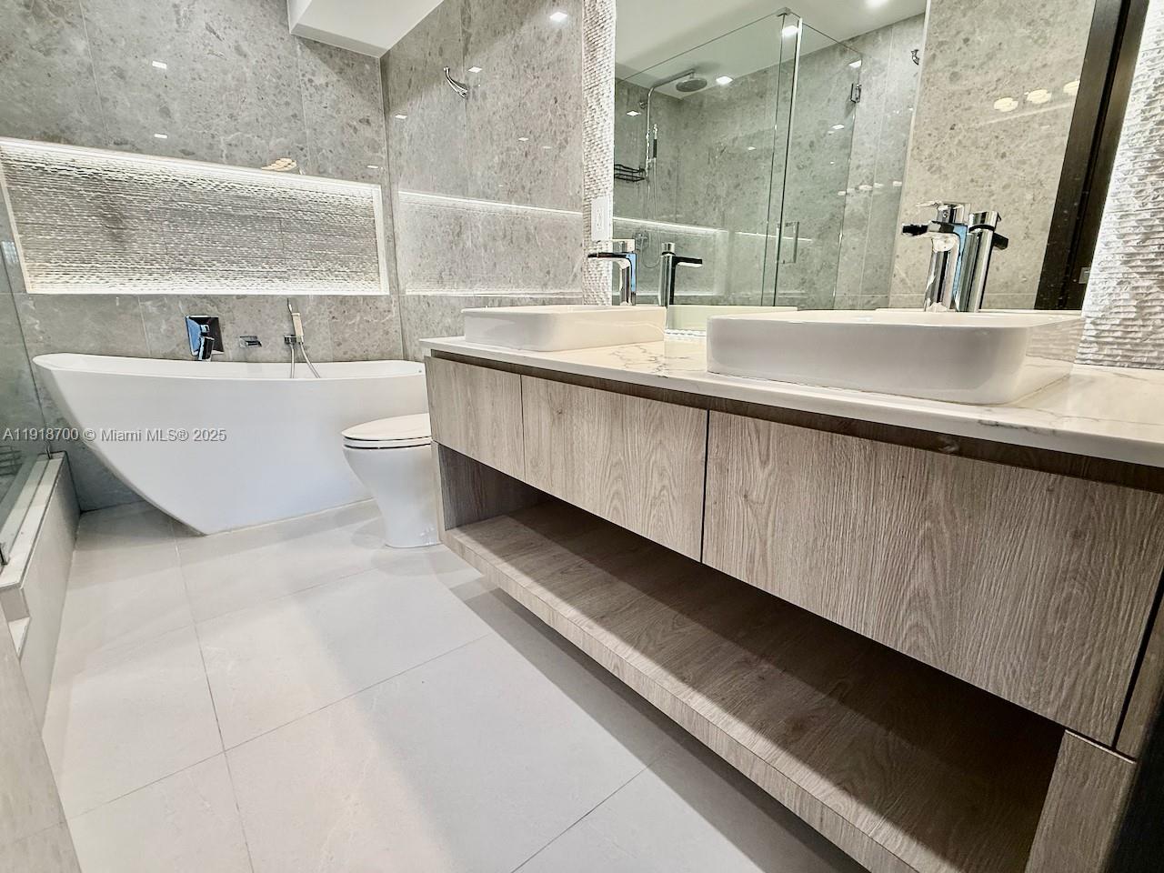 KING COLE CONDO - Residential