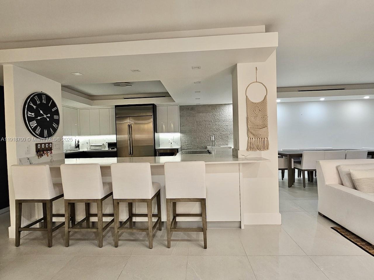 KING COLE CONDO - Residential