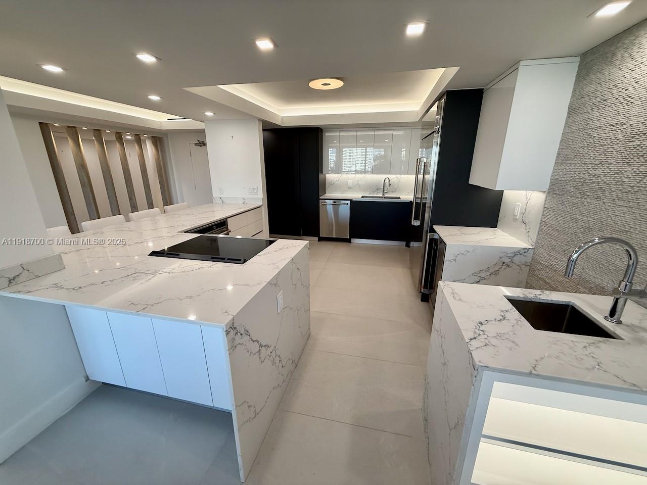 KING COLE CONDO - Residential