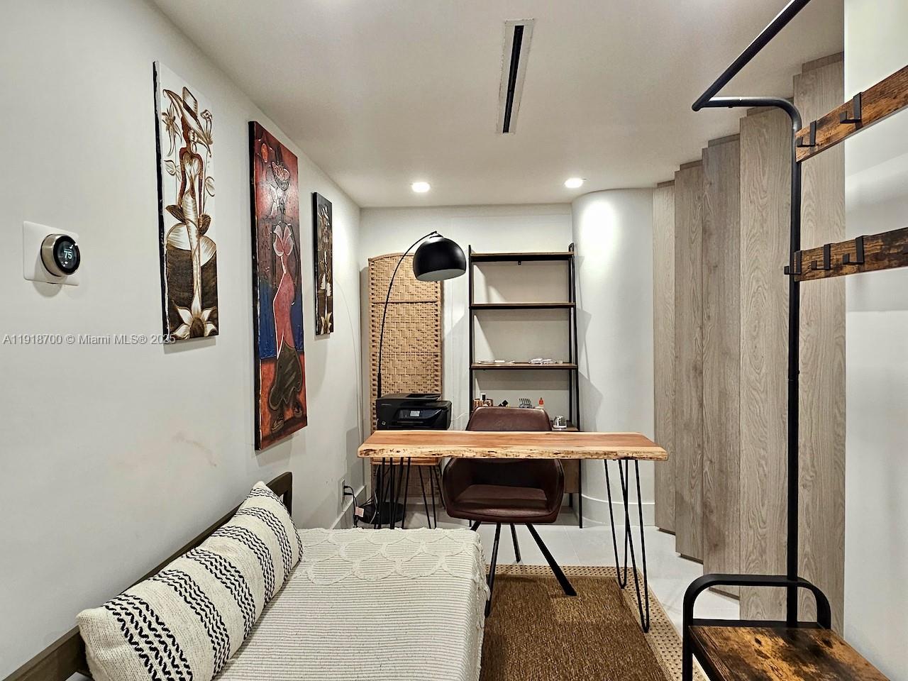 KING COLE CONDO - Residential