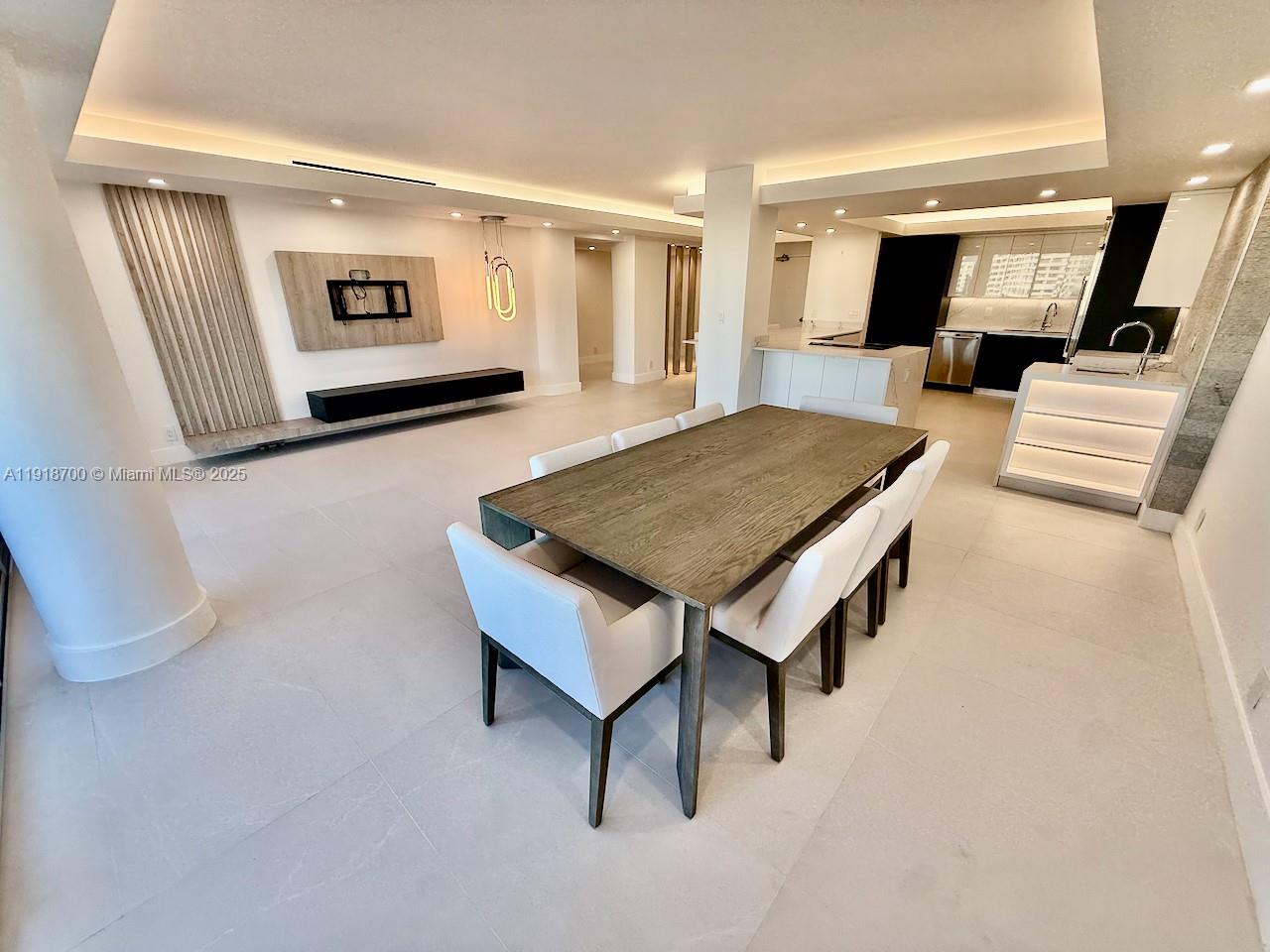 KING COLE CONDO - Residential