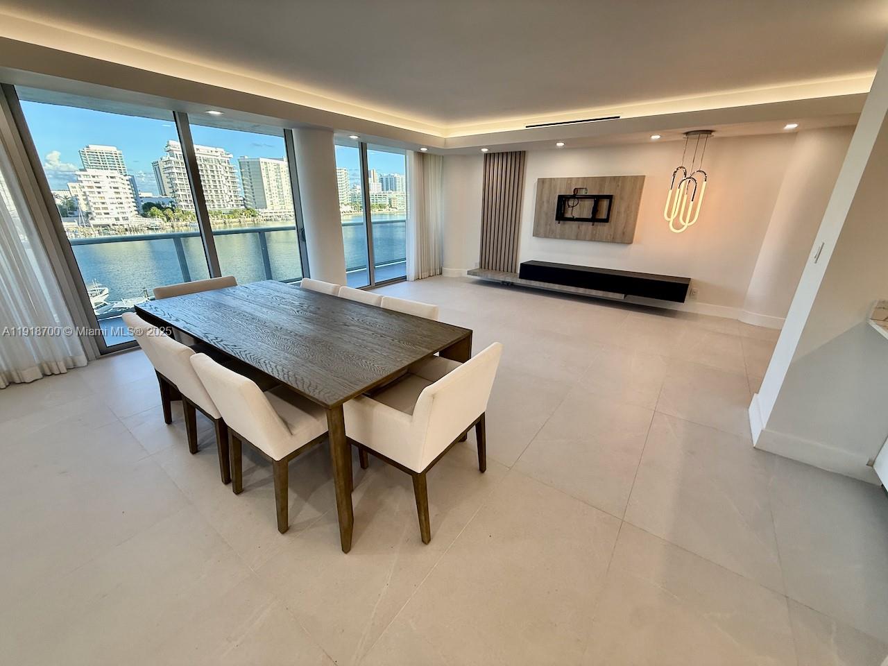KING COLE CONDO - Residential