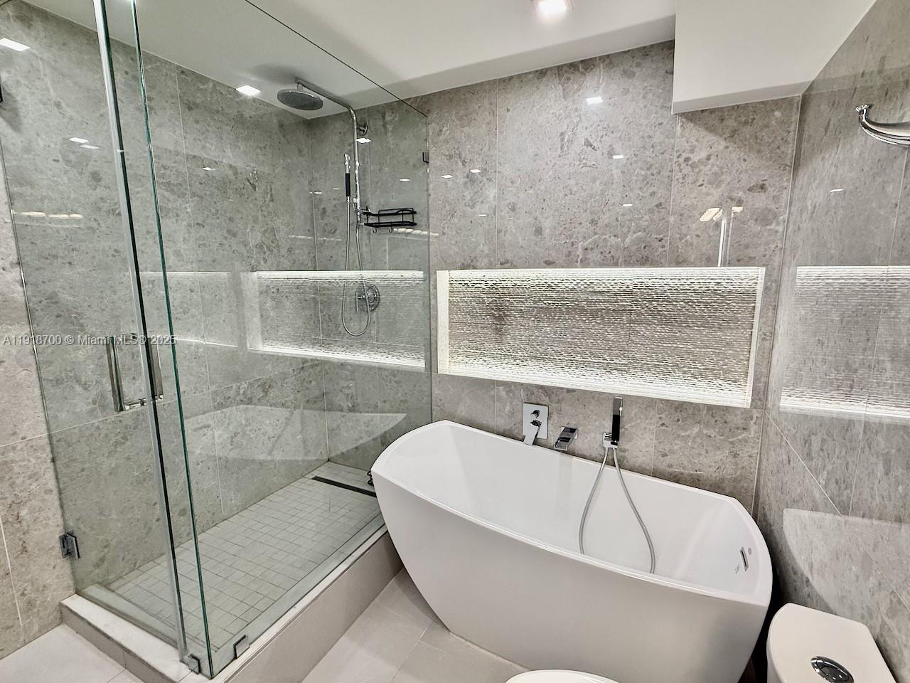 KING COLE CONDO - Residential