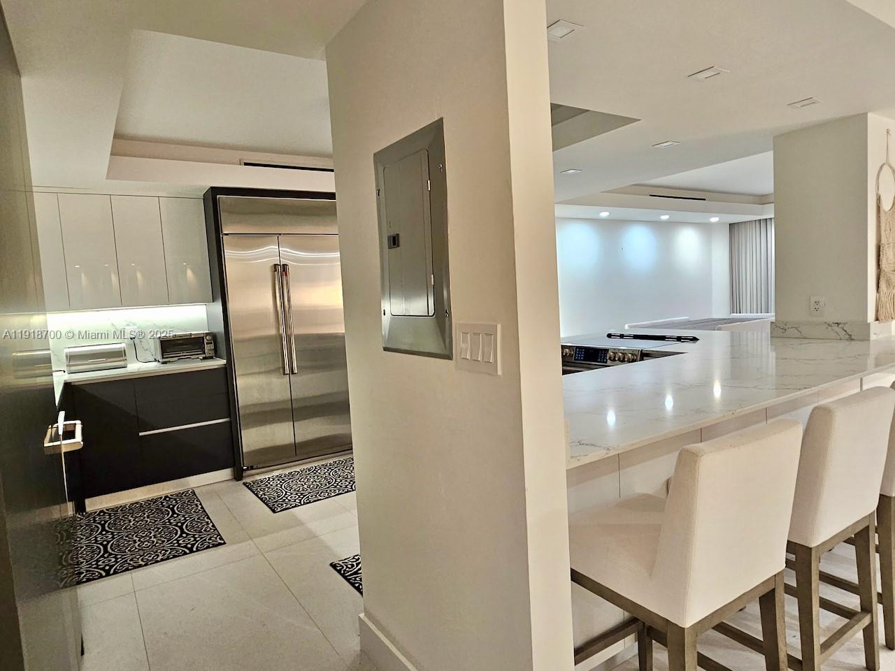 KING COLE CONDO - Residential