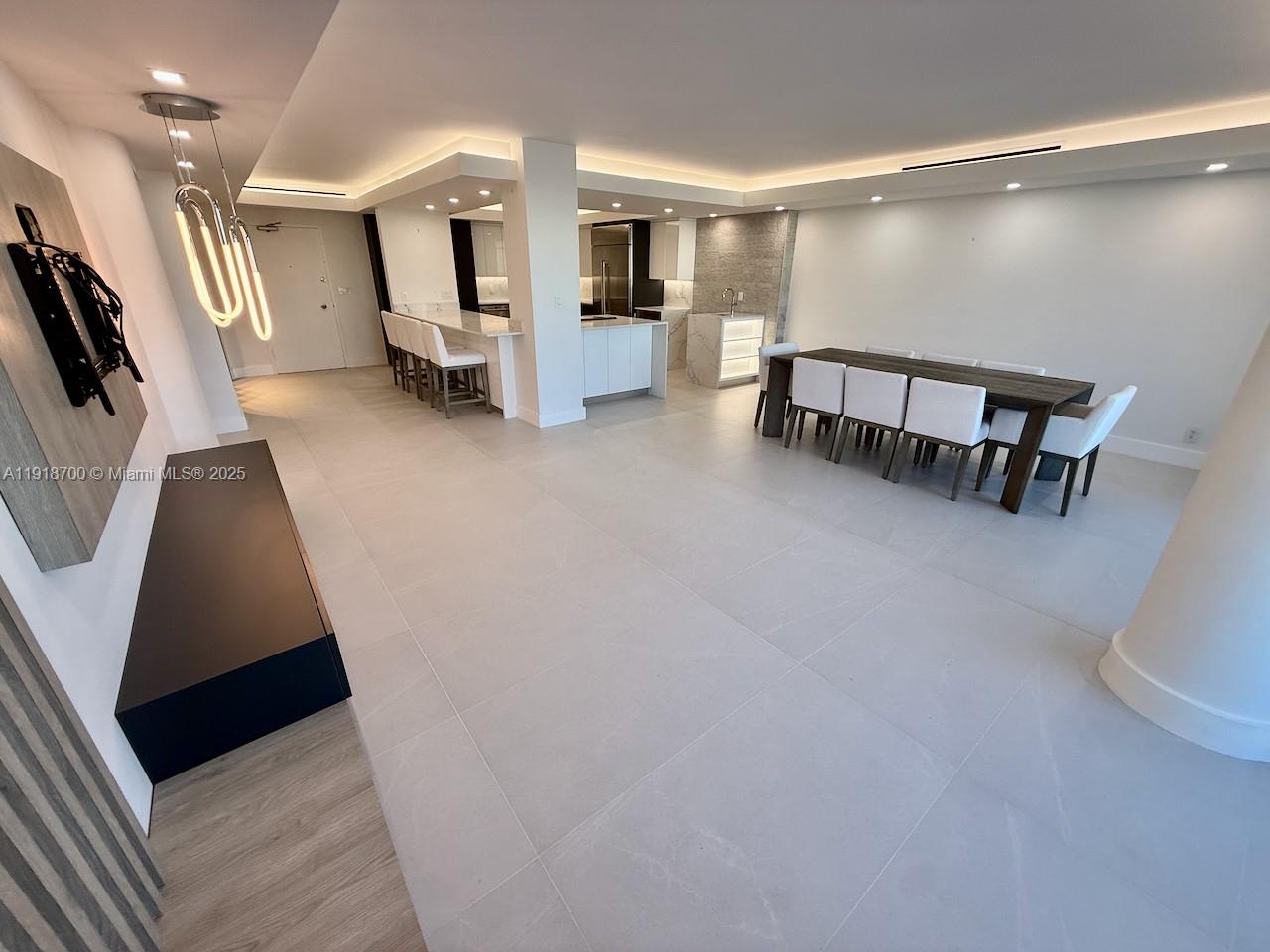 KING COLE CONDO - Residential