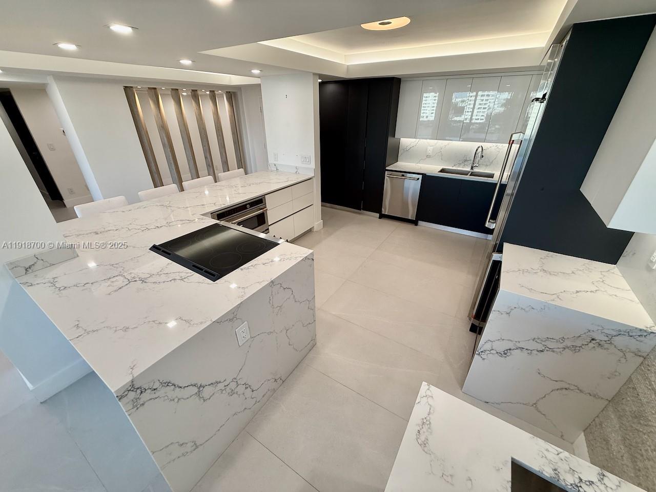 KING COLE CONDO - Residential