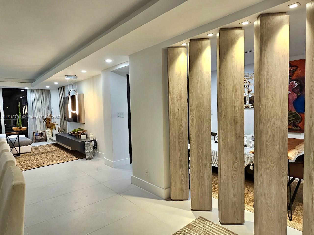 KING COLE CONDO - Residential