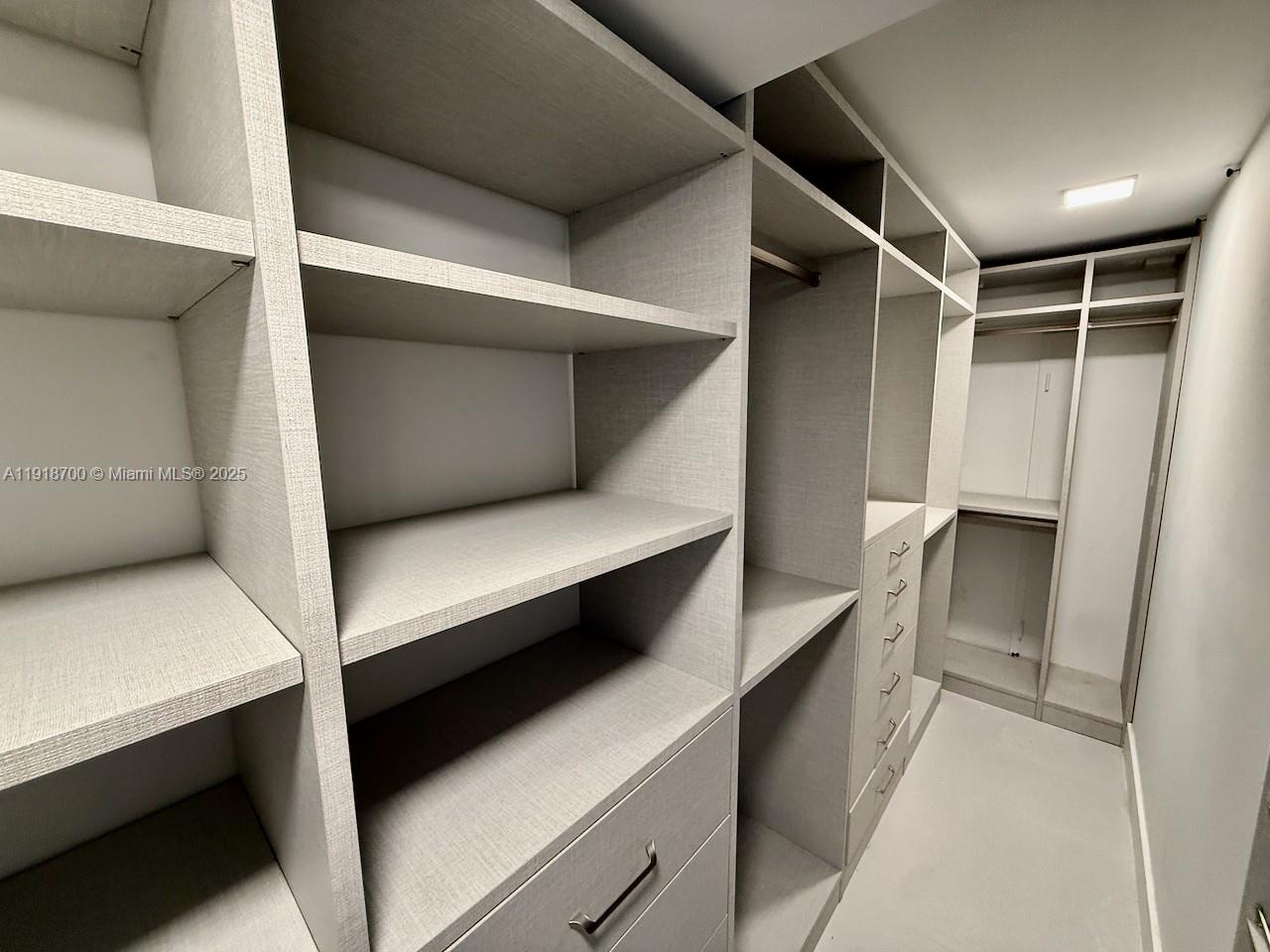 KING COLE CONDO - Residential